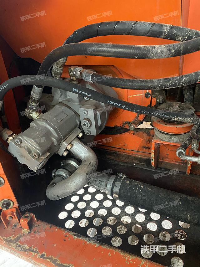 液壓泵艙室正面整體(整機外觀) 液壓泵艙室正面整體(整機外觀)