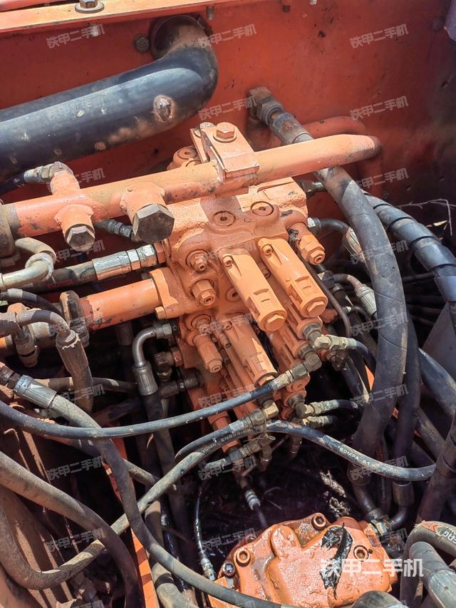 回轉(zhuǎn)馬達(dá)和主控閥（整機(jī)外觀）