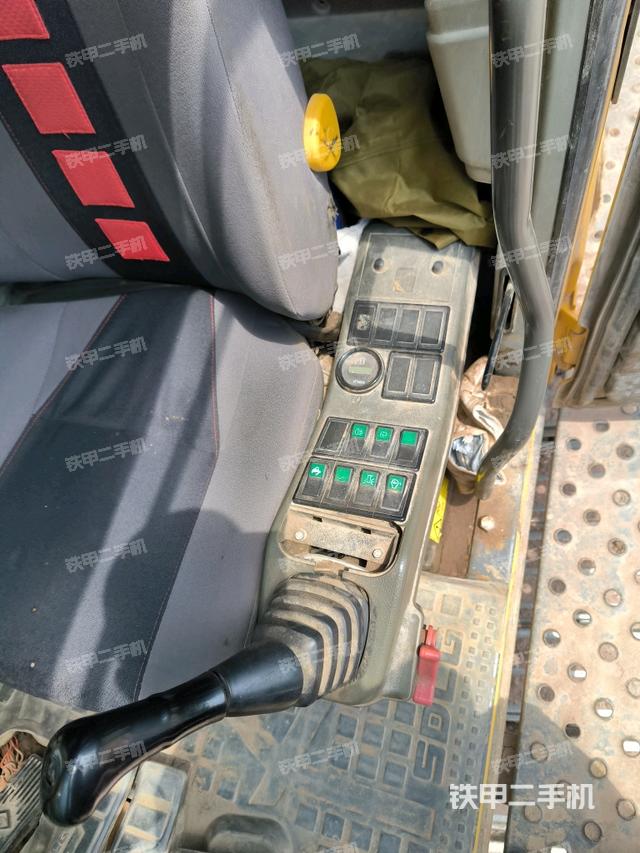 座椅左側控制臺/音響/含左手柄（駕駛室部分）