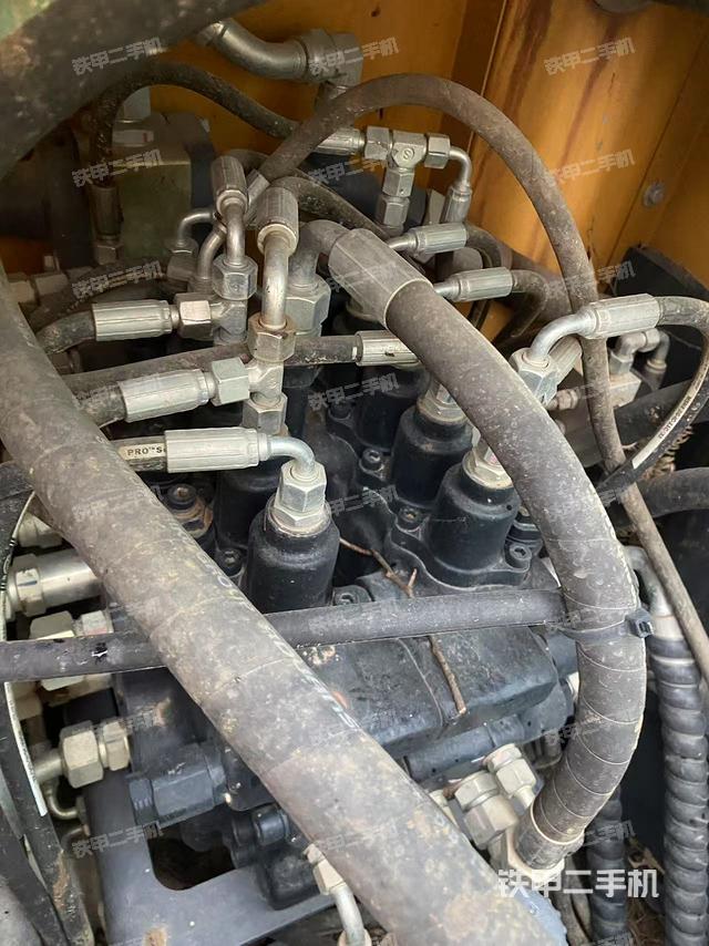 回转马达和主控阀(整机外观) 回转马达和主控阀(整机外观)