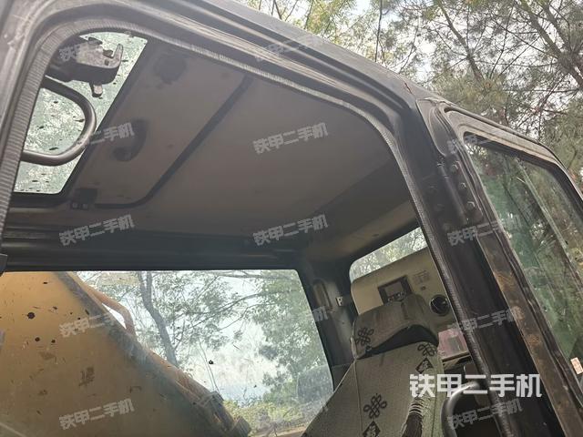 座椅左侧控制台/音响/含左手柄(驾驶室部分) 座椅左侧控制台/音响/含左手柄(驾驶室部分)