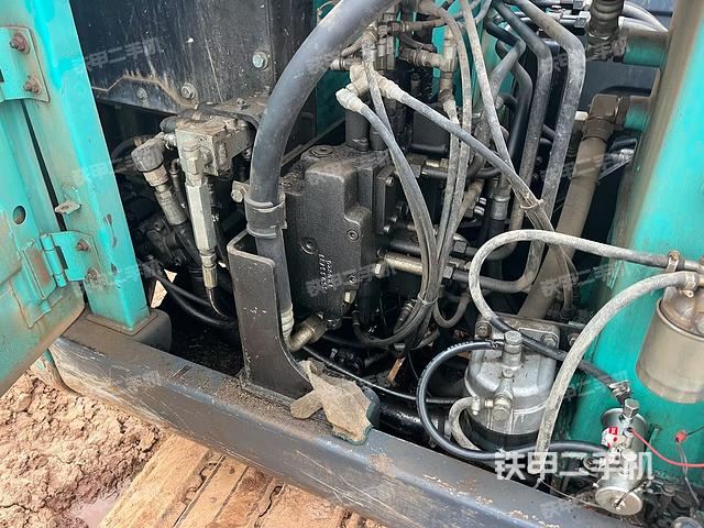 回轉(zhuǎn)馬達(dá)和主控閥(整機(jī)外觀) 回轉(zhuǎn)馬達(dá)和主控閥(整機(jī)外觀)