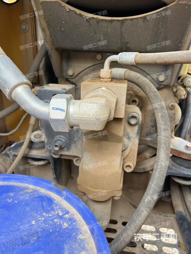 液压泵舱室正面整体(整机外观) 液压泵舱室正面整体(整机外观)