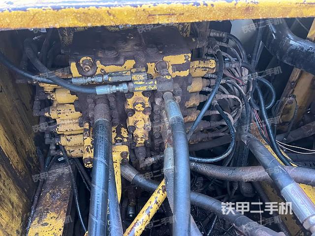 回转马达和主控阀（整机外观）