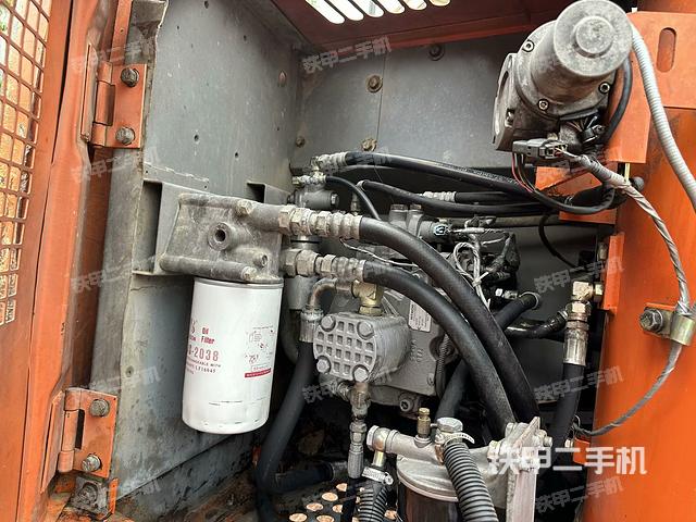 液压泵舱室正面整体(整机外观) 液压泵舱室正面整体(整机外观)