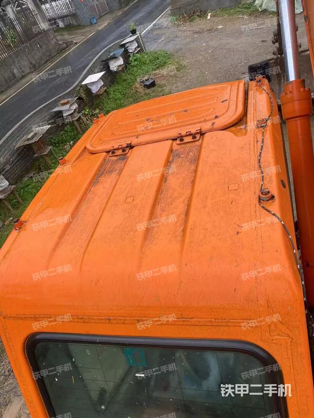 駕駛室頂部（整機外觀）