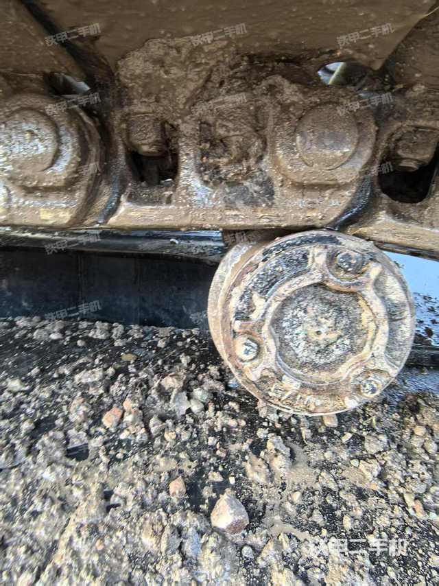 單側(cè)履帶整體(整機(jī)外觀) 單側(cè)履帶整體(整機(jī)外觀)