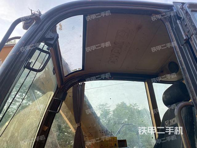 駕駛室頂部(整機(jī)外觀) 駕駛室頂部(整機(jī)外觀)