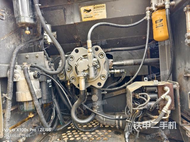 液壓泵艙室正面整體(整機外觀) 液壓泵艙室正面整體(整機外觀)