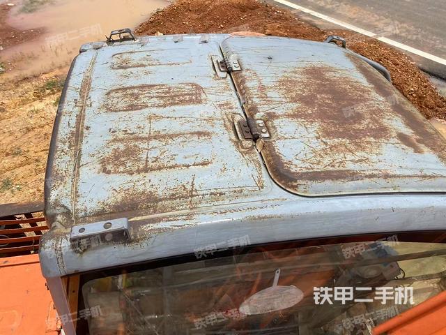 駕駛室頂部(整機(jī)外觀) 駕駛室頂部(整機(jī)外觀)