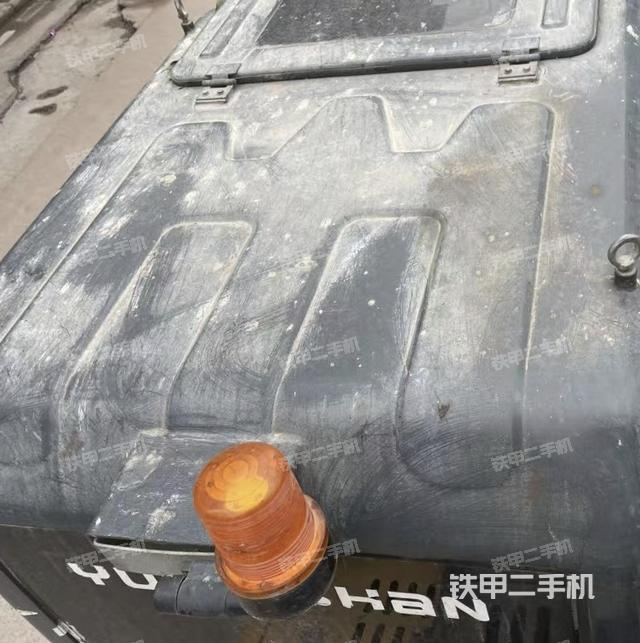 驾驶室顶部(整机外观) 驾驶室顶部(整机外观)