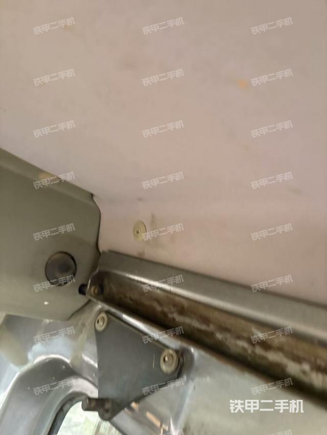 驾驶室左后45度(驾驶室部分) 驾驶室左后45度(驾驶室部分)