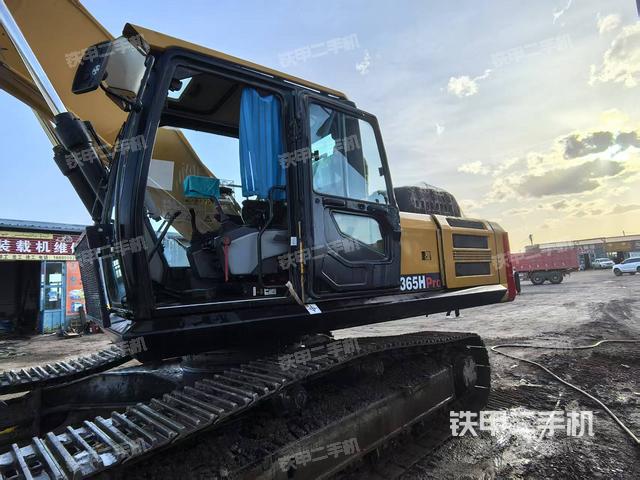 駕駛室整體(整機(jī)外觀) 駕駛室整體(整機(jī)外觀)