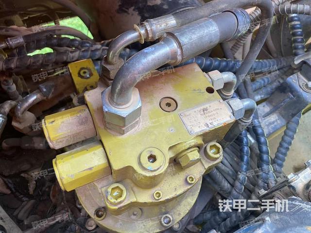 液压泵舱室正面整体（整机外观）