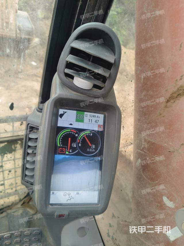 駕駛室整體(整機(jī)外觀) 駕駛室整體(整機(jī)外觀)