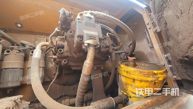 液压泵舱室正面整体（整机外观）