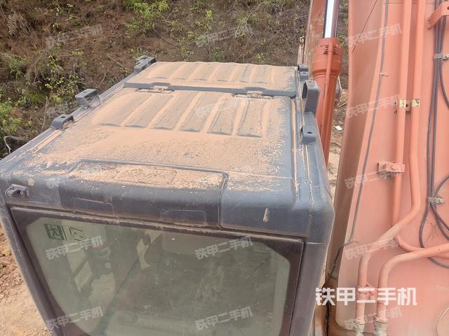 駕駛室頂部(整機(jī)外觀) 駕駛室頂部(整機(jī)外觀)