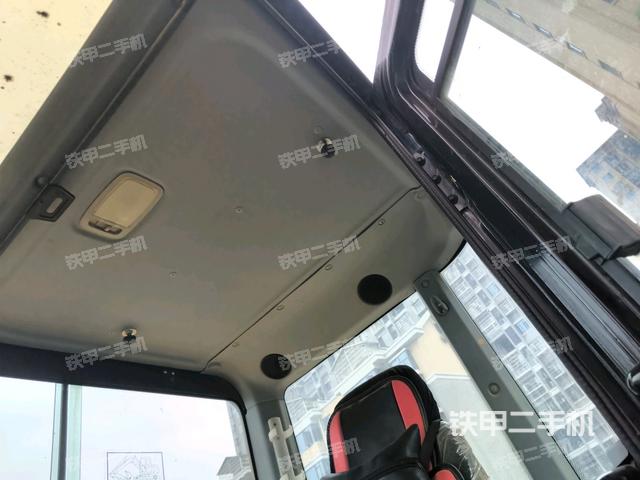 行走控制手柄和踏板?俯拍(駕駛室部分) 行走控制手柄和踏板?俯拍(駕駛室部分)