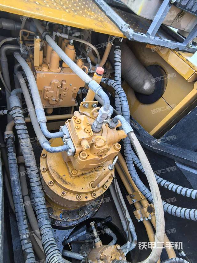 回轉(zhuǎn)馬達(dá)和主控閥(整機(jī)外觀) 回轉(zhuǎn)馬達(dá)和主控閥(整機(jī)外觀)