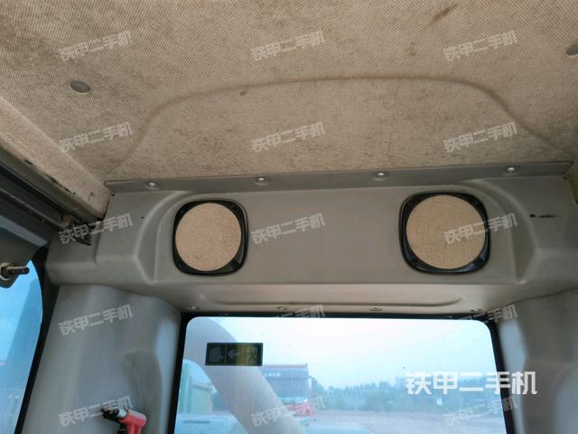 行走控制手柄和踏板?俯拍（駕駛室部分）