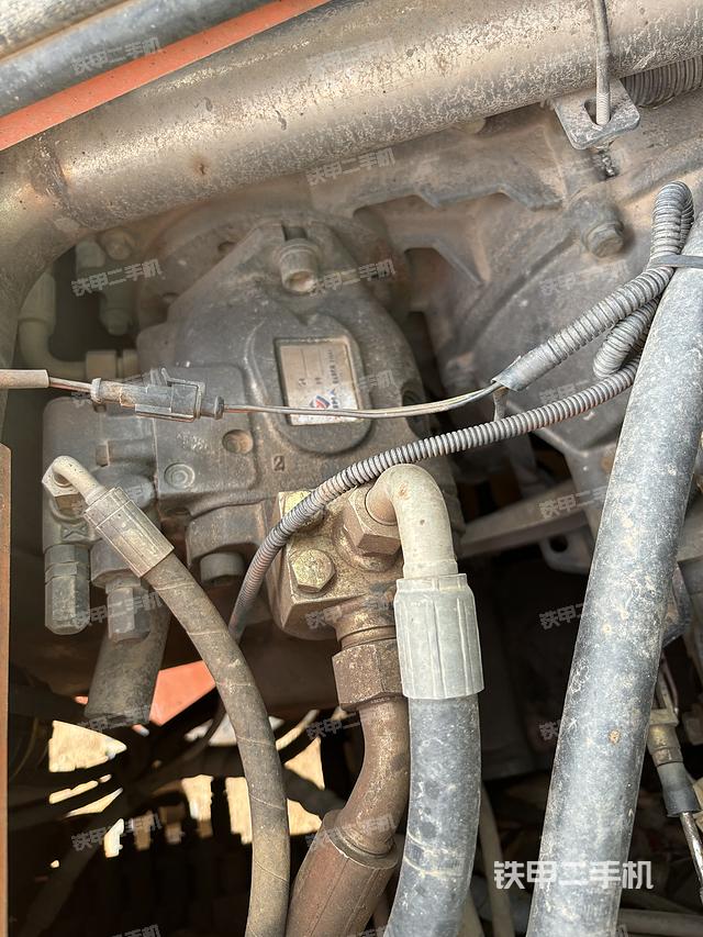 液压泵舱室正面整体(整机外观) 液压泵舱室正面整体(整机外观)