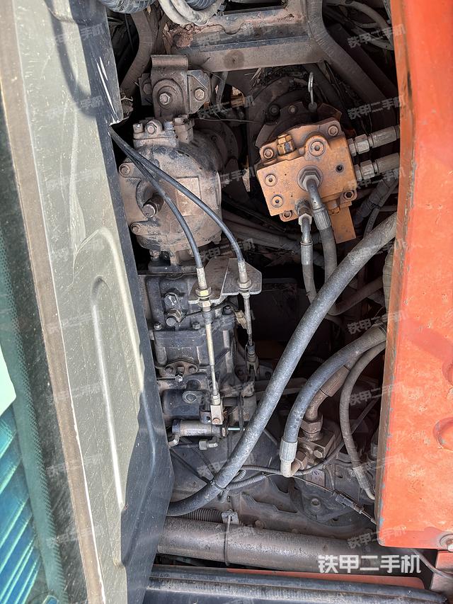 回转马达和主控阀(整机外观) 回转马达和主控阀(整机外观)