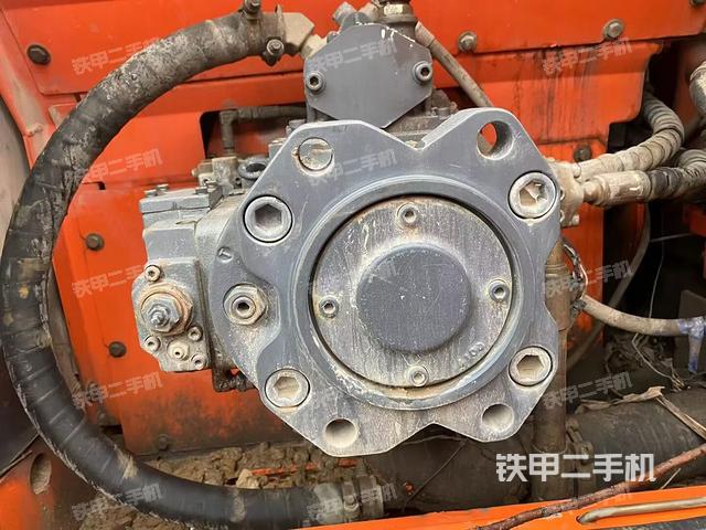 液壓泵艙室正面整體（整機外觀）