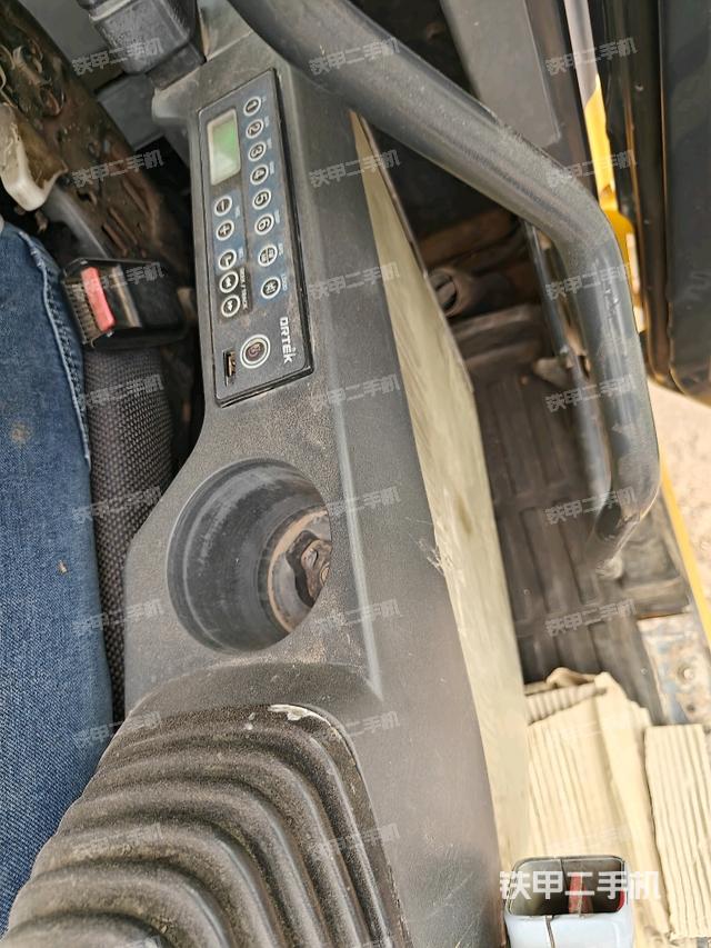 后窗玻璃角标（驾驶室部分）