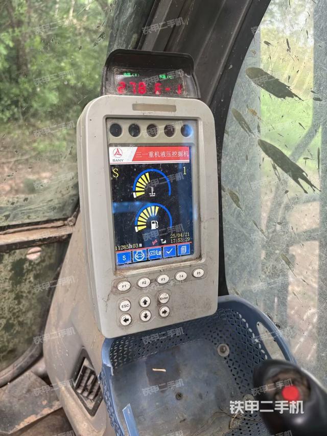 行走控制手柄和踏板 俯拍(驾驶室部分) 行走控制手柄和踏板 俯拍(驾驶室部分)