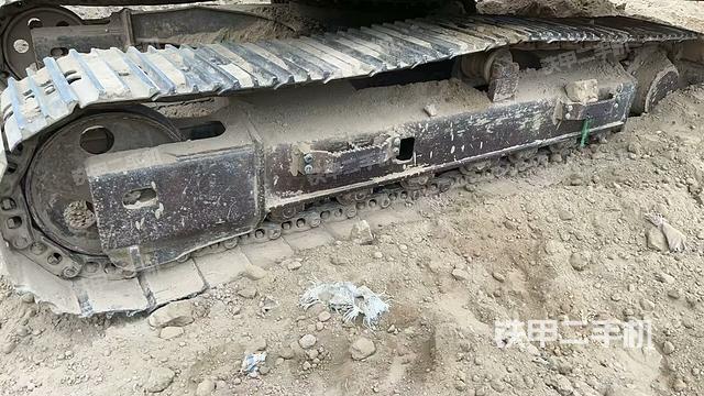 單側(cè)履帶整體(整機(jī)外觀) 單側(cè)履帶整體(整機(jī)外觀)