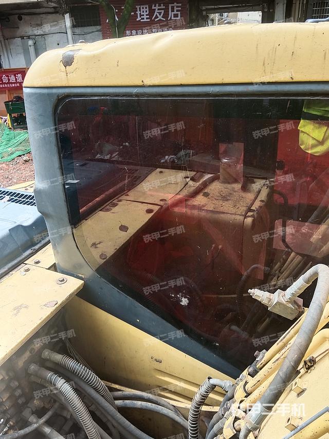 駕駛室頂部(整機(jī)外觀) 駕駛室頂部(整機(jī)外觀)