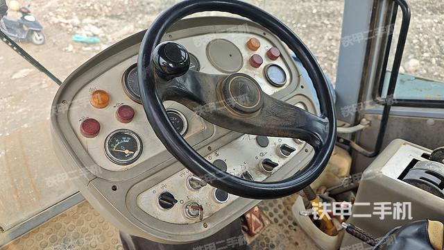 駕駛室操作臺(tái)（設(shè)備外觀及核心部件）