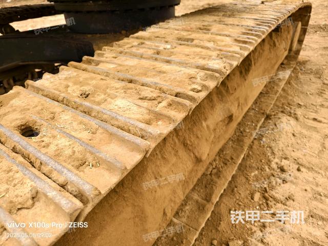 單側(cè)履帶整體(整機外觀) 單側(cè)履帶整體(整機外觀)