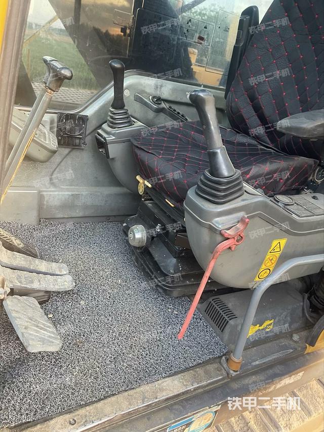 駕駛室頂部(整機外觀) 駕駛室頂部(整機外觀)
