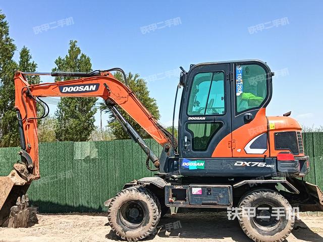 駕駛室頂部(整機(jī)外觀) 駕駛室頂部(整機(jī)外觀)