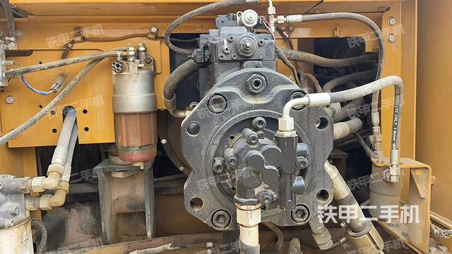 液壓泵艙室正面整體（整機外觀）