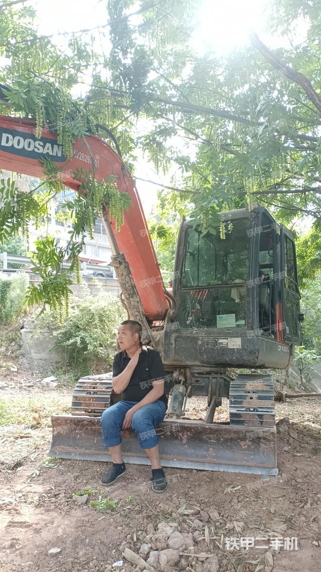 驾驶室顶部(整机外观) 驾驶室顶部(整机外观)