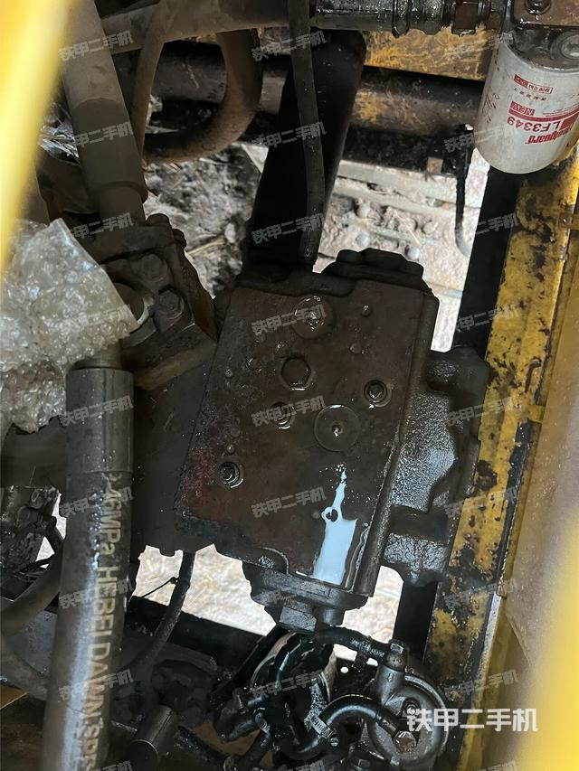 液压泵舱室正面整体（整机外观）