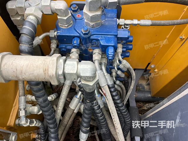 回转马达和主控阀(整机外观) 回转马达和主控阀(整机外观)