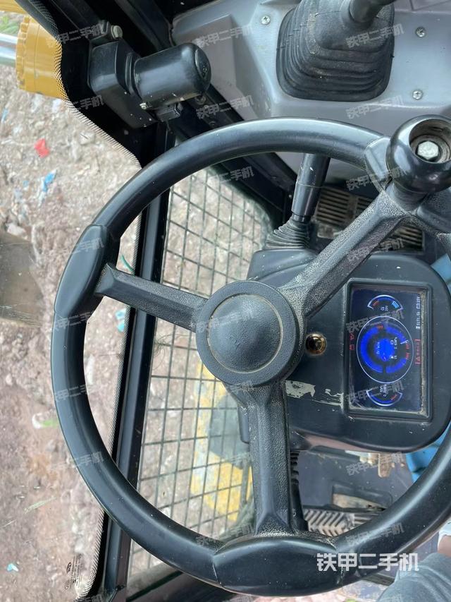 駕駛室整體(整機(jī)外觀) 駕駛室整體(整機(jī)外觀)