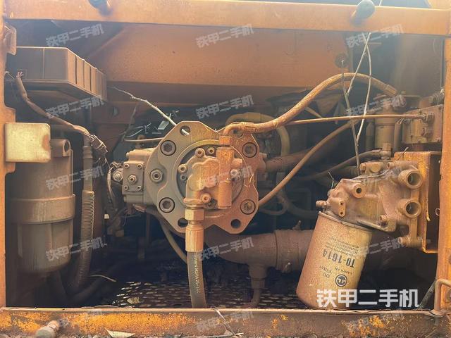 液压泵舱室正面整体(整机外观) 液压泵舱室正面整体(整机外观)