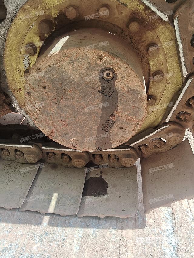 單側(cè)履帶整體(整機(jī)外觀) 單側(cè)履帶整體(整機(jī)外觀)