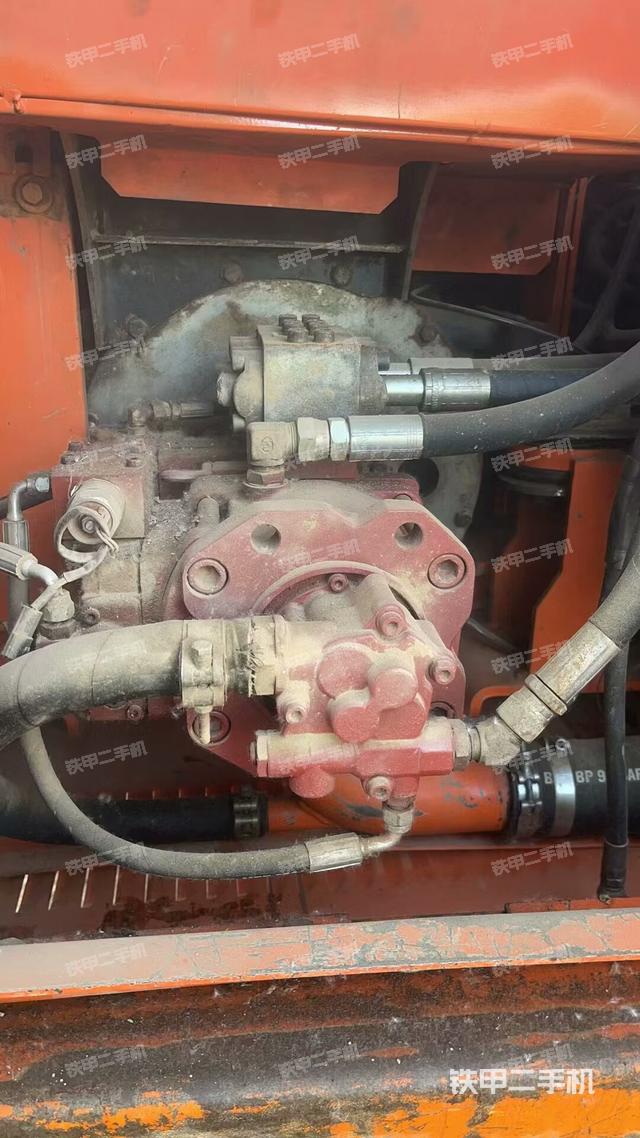 液壓泵艙室正面整體(整機(jī)外觀) 液壓泵艙室正面整體(整機(jī)外觀)