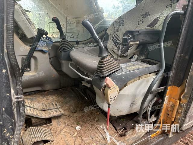 座椅右侧控制台/钥匙门/油门/含右手柄(驾驶室部分) 座椅右侧控制台/钥匙门/油门/含右手柄(驾驶室部分)