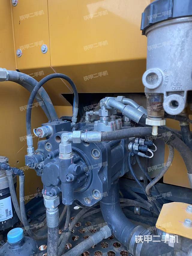 液压泵舱室正面整体(整机外观) 液压泵舱室正面整体(整机外观)