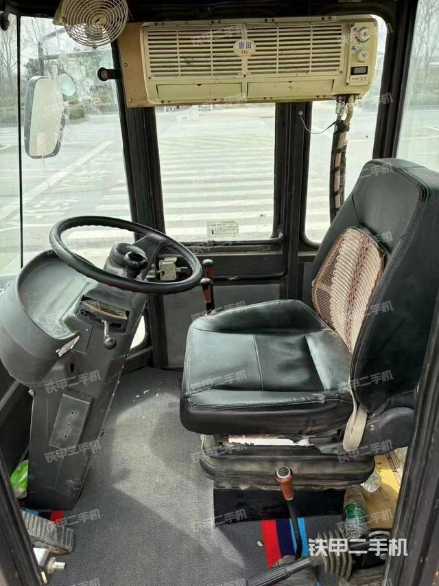 駕駛室工作臺(tái)(整機(jī)外觀及大件) 駕駛室工作臺(tái)(整機(jī)外觀及大件)