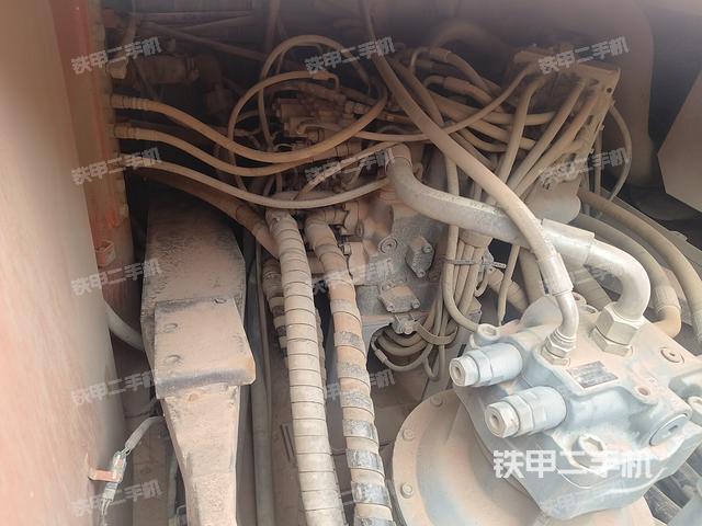 回轉(zhuǎn)馬達(dá)和主控閥(整機(jī)外觀) 回轉(zhuǎn)馬達(dá)和主控閥(整機(jī)外觀)