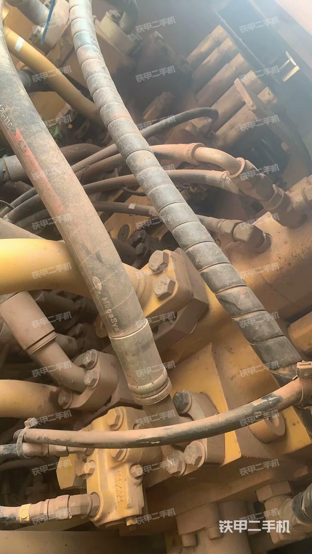 回转马达和主控阀(整机外观) 回转马达和主控阀(整机外观)