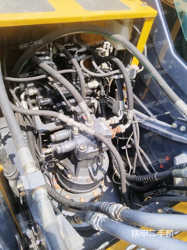 中央回转接头特写（上车部件）