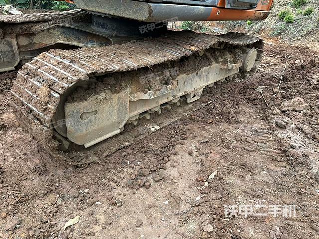 单侧履带整体(整机外观) 单侧履带整体(整机外观)